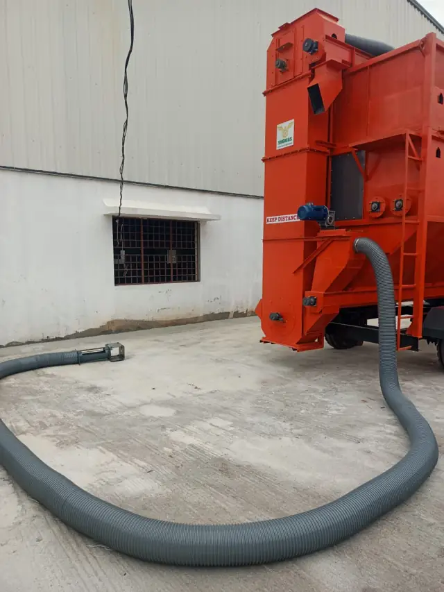 Air hose and elevator of the Shomas mobile grain dryer